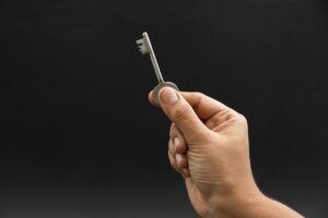 熟年離婚後の女性が一人暮らしをする際の安全対策は？
